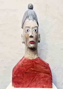 Figur mit Vogel